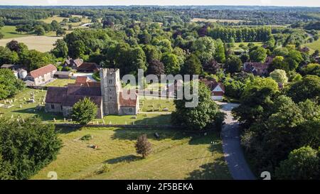 Vista aerea della chiesa di St Mary e di All Saints nel villaggio di Boxley, Kent, Regno Unito Foto Stock