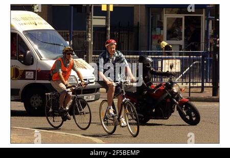 Cole Morton con istruttore di ciclo Steve Wagland (controllare l'ortografia) Fai un giro nel negozio di biciclette di Edwardes in Camberwell Road attraverso Elephant & Castle sul ponte di Waterloo in Soho.Pic David Sandison 13/6/2003 Foto Stock