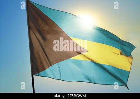 Bandiera delle Bahamas che sventola sul vento davanti al sole Foto Stock