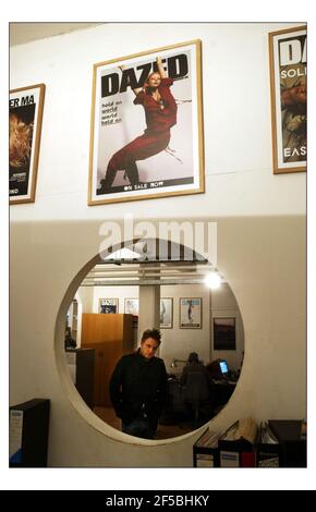 RANKIN il fotografo negli uffici di Dazed e confuso In London.pic David Sandison 5/4/2004 Foto Stock