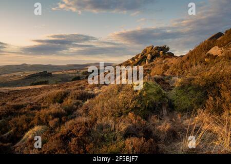 Tramonto a Baldstone, e rocce Gib Torr durante l'inverno nel Peak District National Park, Staffordshire, Regno Unito. Foto Stock