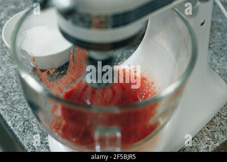 Robot da cucina per impastare la pasta per zephyr. Processo di produzione di dolci Foto Stock