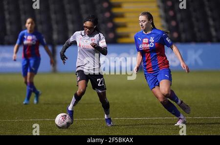 Shauna Vassell di Charlton Athletic (a sinistra) e Lizzie Waldie di Crystal Palace in azione durante la partita del Campionato Femminile di Hayes Lane, Londra. Data immagine: Giovedì 25 marzo 2021. Foto Stock