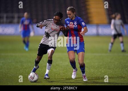 Shauna Vassell di Charlton Athletic (a sinistra) e Lizzie Waldie di Crystal Palace combattono per la palla durante la partita del Campionato Femminile a Hayes Lane, Londra. Data immagine: Giovedì 25 marzo 2021. Foto Stock