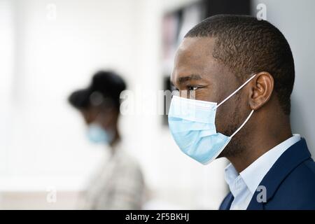 Uomini d'affari in maschere Mediche Covid viso Foto Stock