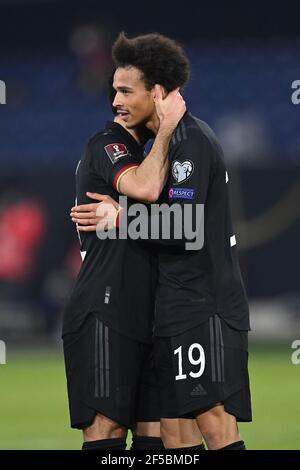 Duisburg, Germania. 25 marzo 2021. Goaljubel dopo il 3-0: Goalschuetze Ilkay Guendogan e Leroy Sane (Germania). GES/Fussball/WM-Qualifikation: Germania - Islanda, 25.03.2021 Calcio/Calcio: Coppa del mondo match di qualificazione: Germania vs Islanda, Duisburg, Germania, 25 marzo 2021 | usage worldwide Credit: dpa/Alamy Live News Foto Stock