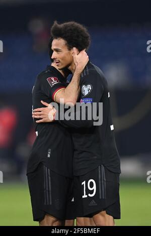 Duisburg, Germania. 25 marzo 2021. Goaljubel dopo il 3-0: Goalschuetze Ilkay Guendogan e Leroy Sane (Germania). GES/Fussball/WM-Qualifikation: Germania - Islanda, 25.03.2021 Calcio/Calcio: Coppa del mondo match di qualificazione: Germania vs Islanda, Duisburg, Germania, 25 marzo 2021 | usage worldwide Credit: dpa/Alamy Live News Foto Stock