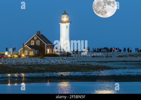 Scituate Lighthouse con la folla che guarda la luna piena, Scituate, ma USA Foto Stock