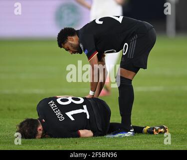 Duisburg, Germania. 25 Marzo 2021. Serge Gnabry aiuta Leon Goretzka (Germania). GES/Fussball/WM-Qualifikation: Germania - Islanda, 25.03.2021 Calcio/Calcio: Coppa del mondo match di qualificazione: Germania vs Islanda, Duisburg, Germania, 25 marzo 2021 | usage worldwide Credit: dpa/Alamy Live News Foto Stock