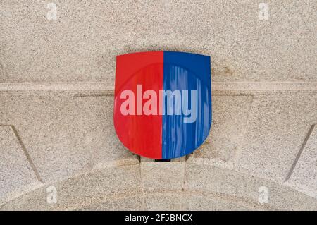 Primo piano stemma del Cantone Ticino appeso all'ingresso del palazzo governativo noto anche come Palazzo delle Orseline a Bellinzona, Svizzera Foto Stock