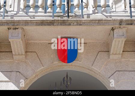 Stemma del Cantone Ticino appeso all'ingresso dell'edificio governativo noto anche come Palazzo delle Orseline a Bellinzona, Svizzera Foto Stock