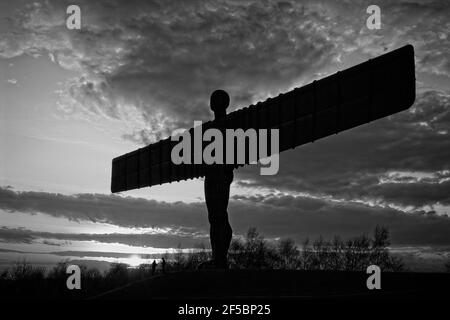 Silhouette dell'Angelo del Nord contro un moody Sky al tramonto vicino a Gateshead nel nord-est dell'Inghilterra Foto Stock