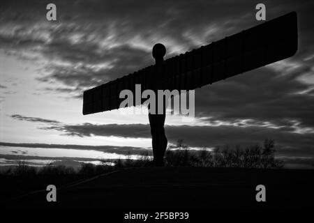 Silhouette dell'Angelo del Nord contro un moody Sky al tramonto vicino a Gateshead nel nord-est dell'Inghilterra Foto Stock