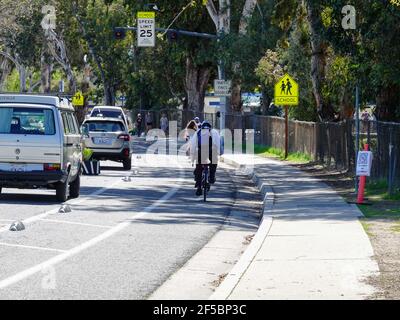 Ciclisti nella pista ciclabile, in prossimità della zona scuola 25 MPH, sulla Maricopa Highway, Hwy 33, Ojai, California, STATI UNITI. Foto Stock
