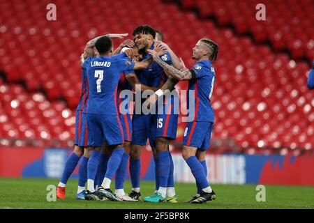 Londra, Regno Unito. 25 Marzo 2021. Ollie Watkins of England (c) festeggia con i compagni di squadra dopo aver ottenuto il 5° goal delle squadre. Qualificatore della Coppa del mondo FIFA, gruppo i match, Inghilterra contro San Marino al Wembley Stadium di Londra giovedì 25 marzo 2021. Questa immagine può essere utilizzata solo per scopi editoriali. Solo per uso editoriale, è richiesta una licenza per uso commerciale. Nessun utilizzo nelle scommesse, nei giochi o nelle pubblicazioni di un singolo club/campionato/giocatore. pic di Andrew Orchard/Andrew Orchard sports photography/Alamy Live news Credit: Andrew Orchard sports photography/Alamy Live News Foto Stock