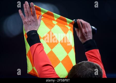 Un arbitro assistente tiene in mano la sua bandiera durante la partita di qualificazione della Coppa del mondo FIFA 2022 al Wembley Stadium di Londra. Data immagine: Giovedì 25 marzo 2021. Foto Stock