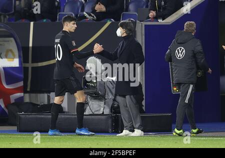 Duisburg, Germania. 2021 marzo 25.03.2021. Firo: 2021 Calcio: Landerspiel Nazionale Team WM Qualifiche 2022/, Gruppo J, Germania, GER - Islanda Kai HAVERTZ, GER sostituzione con allenatore nazionale Joachim LOW, GER | utilizzo nel mondo Credit: dpa/Alamy Live News Foto Stock