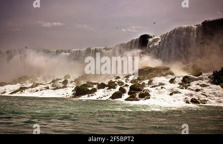 Catturate questa vista mozzafiato del lato americano delle cascate mentre vi godete la famosa corsa Maid of the Mist. Ecco come appare una mattina normale Foto Stock