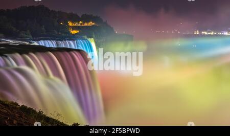 Ogni sera, a partire dal tramonto, le cascate Horseshoe americane e canadesi (Cascate del Niagara) si trasformano in un'incredibile acqua multicolore e in una sospiro Foto Stock