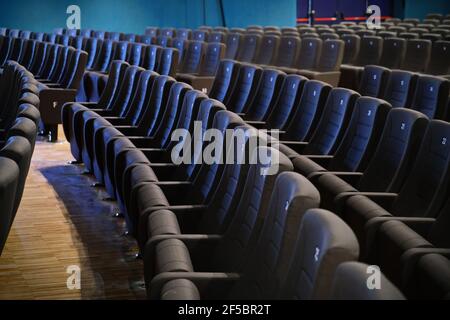 Il cinema è chiuso a causa di Coronavirus. Chiusura del cinema sotto la pandemia globale COVID-19. Sedili vuoti in velluto a teatro, cinema. Foto Stock