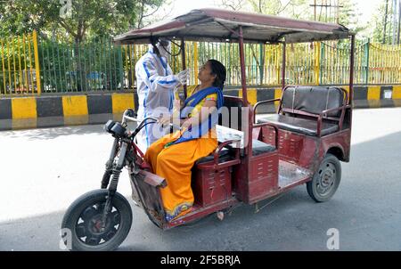 Nuova Delhi, India. 25 Marzo 2021. Un operatore sanitario raccoglie un tampone da un pilota di risciò automatico per un test COVID-19 alla periferia di Nuova Delhi, India, il 25 marzo 2021. Il COVID-19 dell'India ha raggiunto 11,787,534 il giovedì come 53,476 nuovi casi sono stati segnalati da tutto il paese, il più alto quest'anno, secondo le ultime cifre rilasciate dal ministero federale della salute. Credit: Parta Sarkar/Xinhua/Alamy Live News Foto Stock