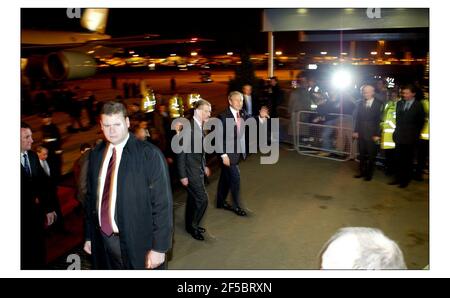 Il presidente AMERICANO George W. Bush accompagnato da HRH Prince of Wales, ondeggia per premere al suo arrivo a Heathrow durante la visita ufficiale di 4 giorni in Gran Bretagna il 18 novembre 2003. pic David Sandison 18/11/2003 Foto Stock