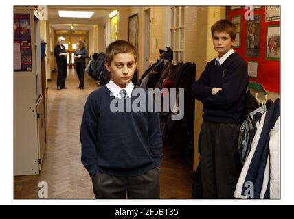 Richard Baker (11) a destra e Charles Myristic (10) hanno lasciato che sono entrambi più vecchi dell'età standard degli allievi nel loro gruppo di anno nella loro scuola, Osidge Primary School, Southgate London. Sullo sfondo, i loro Mothers Clair Baker (capelli grigi) e Tania myristic David Sandison 4/5/2004 Foto Stock