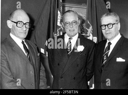 IL PRINCIPE BERNHARD DEI PAESI BASSI A PORTSMOUTH PARTECIPA ALLA RIUNIONE DELLA COATAL FORCES VETERANS ASSOCIATION. DA LE A R. CAPT. PETER DICKENS (PRESIDENTE), IL PRINCIPE BERNHARD E IL SIG. GORDON STEVENS (MEMBRO FONDATORE). PIC MIKE WALKER, 1983 Foto Stock