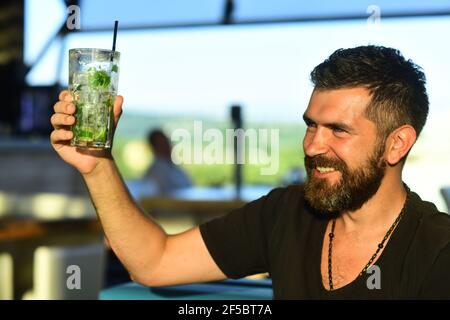 Felice uomo elegante bere birra. Birrerie e bar. Uomo che tiene una tazza di birra. Foto Stock