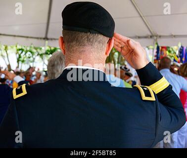 Vista posteriore di un generale one Star che indossa la sua divisa Service Dress con l'esercito degli Stati Uniti che indossa un beret e saluta ad un evento Veterans a Sarasota, Stati Uniti Foto Stock