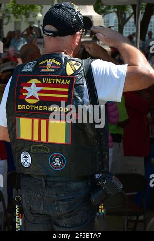 Vista posteriore di un Veteran che indossa un gilet con più badge con messaggi Vietnam Brotherhood, un'organizzazione di destra, a Sarasota, FL, USA Foto Stock