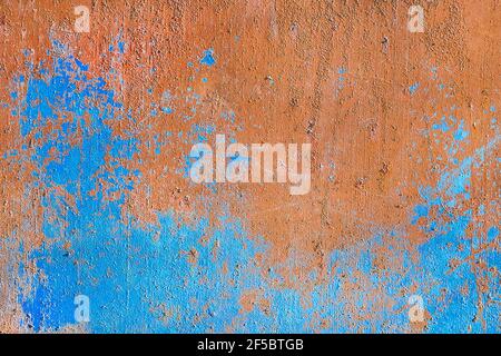 Vecchia struttura in metallo arrugginito con vernice blu che si spellano dallo sfondo della superficie. Foto Stock