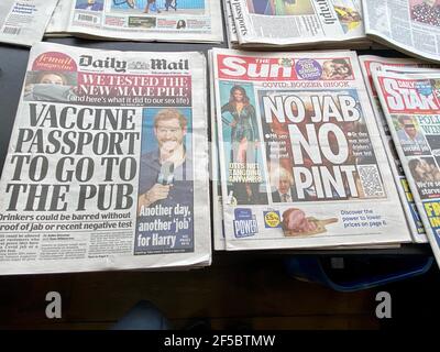 Londra, UK- 03.25.2021: I giornali di stampa del tabloid britannico le pagine anteriori che dicono che i passaporti del vaccino di Covid-19 sono necessari per andare ai pub ed ai bar Foto Stock