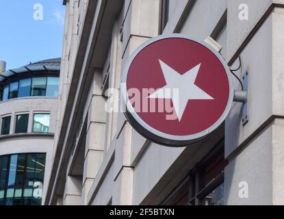 Cartello Outdoor Pret A Manger visto nel centro di Londra, King William Street Foto Stock