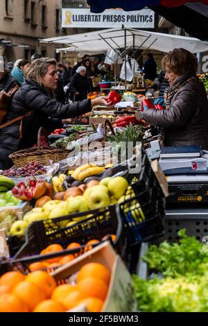 VIC mercato settimanale, prodotti freschi e biologici, Barcellona, Catalogna, Spagna. Foto Stock