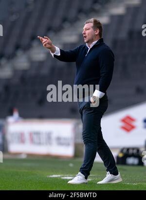 Il manager di Oxford United Karl Robinson durante la Sky Bet League 1 dietro la partita a porte chiuse tra MK Dons e Oxford United allo stadio:mk, Milton KEYN Foto Stock