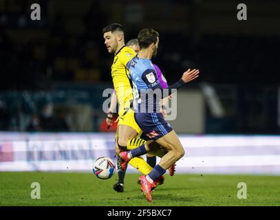 Alex Mowatt di Barnsley fouls Scott Kashket di Wycombe Wanderers E viene mostrato un cartellino rosso durante la scommessa Sky Campionato dietro porte chiuse scommessa partita Foto Stock