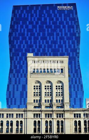 Chicago, Illinois, Stati Uniti. In una città conosciuta per la sua varia architettura, due edifici del centro, di epoche diverse, illustrano questa varietà. Foto Stock