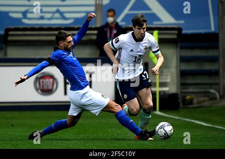 Parma. 26 Marzo 2021. Domenico Berardi (L) in Italia vide con Paddy McNair dell'Irlanda del Nord durante la partita di qualificazione della Coppa del mondo FIFA 2022 del Gruppo C tra Italia e Irlanda del Nord a Parma, Italia, 25 marzo 2021. Credit: Xinhua/Alamy Live News Foto Stock