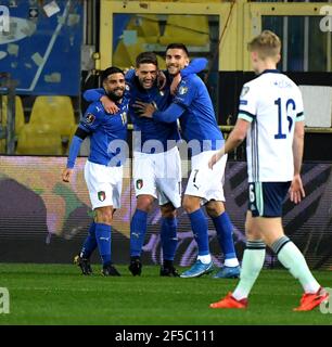 Parma. 26 Marzo 2021. Domenico Berardi (2° L) celebra il suo traguardo con Lorenzo Insigne (1° L) e Lorenzo Pellegrini (2° R) durante la partita di qualificazione del Gruppo C della Coppa del mondo FIFA 2022 tra Italia e Irlanda del Nord a Parma, Italia, 25 marzo 2021. Credit: Xinhua/Alamy Live News Foto Stock