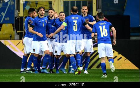 Parma. 26 Marzo 2021. I giocatori italiani festeggiano durante la partita di qualificazione della Coppa del mondo FIFA 2022 del Gruppo C tra Italia e Irlanda del Nord a Parma, Italia, 25 marzo 2021. Credit: Xinhua/Alamy Live News Foto Stock