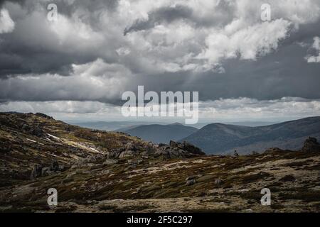 Aspre viste alpine come si vede sul sentiero Kosciuszko nel Parco Nazionale Kosciuszko. Foto Stock