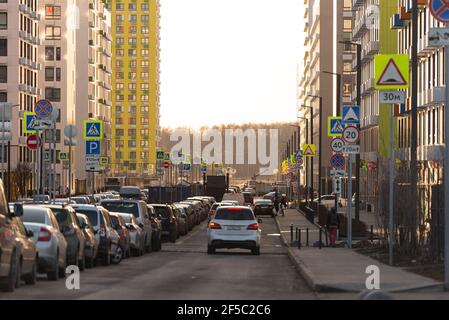 Mosca. Russia. Febbraio 2020. Tutto lo spazio disponibile viene utilizzato per il parcheggio installando centinaia di cartelli stradali. Foto Stock