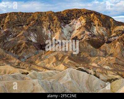 Lo splendido scenario della regione dei badlands vicino al punto Zabriskie nel Death Valley National Park, California, USA Foto Stock