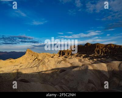 Lo splendido scenario della regione dei badlands vicino al punto Zabriskie nel Death Valley National Park, California, USA Foto Stock