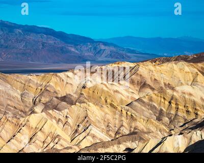 Lo splendido scenario della regione dei badlands vicino al punto Zabriskie nel Death Valley National Park, California, USA Foto Stock