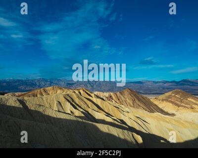 Lo splendido scenario della regione dei badlands vicino al punto Zabriskie nel Death Valley National Park, California, USA Foto Stock