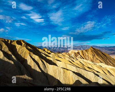 Lo splendido scenario della regione dei badlands vicino al punto Zabriskie nel Death Valley National Park, California, USA Foto Stock