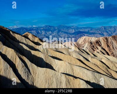 Lo splendido scenario della regione dei badlands vicino al punto Zabriskie nel Death Valley National Park, California, USA Foto Stock