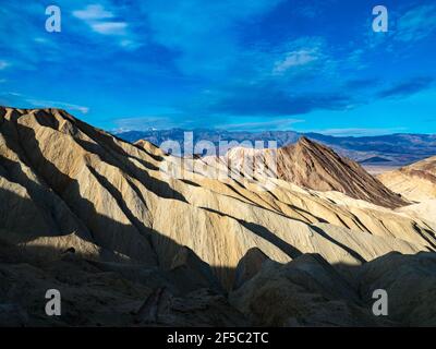 Lo splendido scenario della regione dei badlands vicino al punto Zabriskie nel Death Valley National Park, California, USA Foto Stock